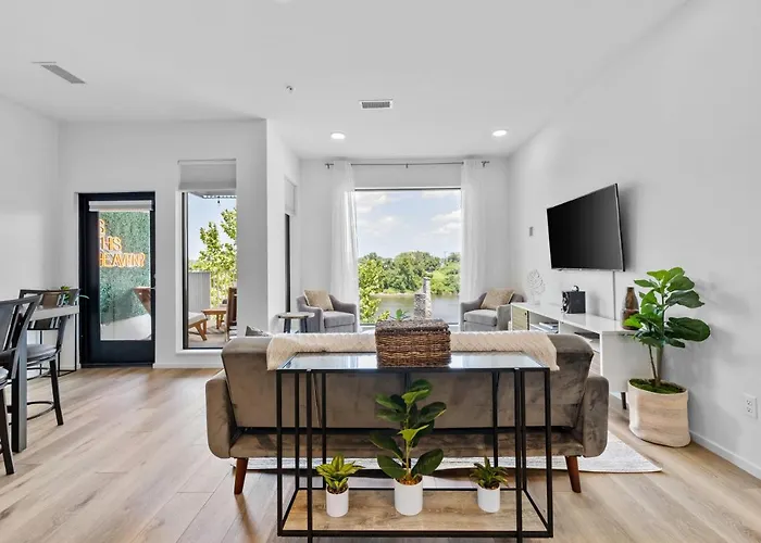River View, Balcony, Germantown, Central, Elevator